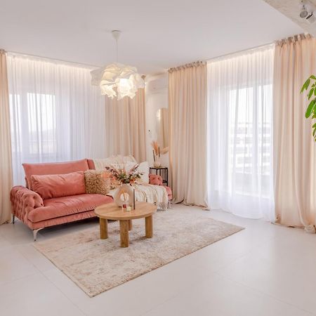 Penthouse View Aeroport Iasi 2 Apartment Bagian luar foto