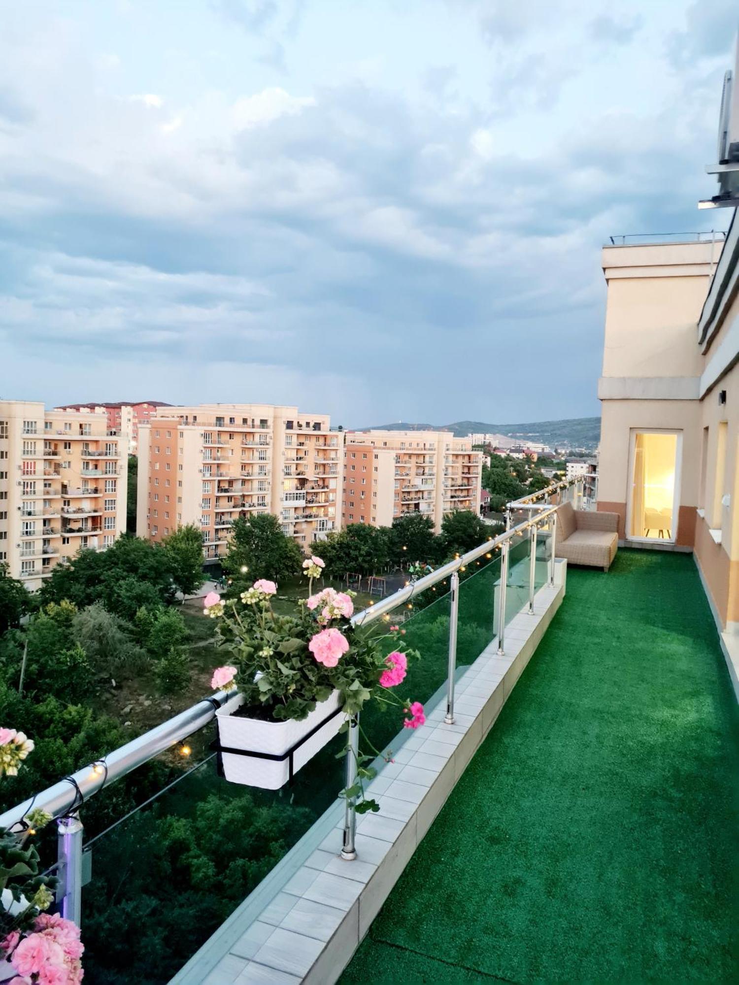 Penthouse View Aeroport Iasi 2 Apartment Bagian luar foto