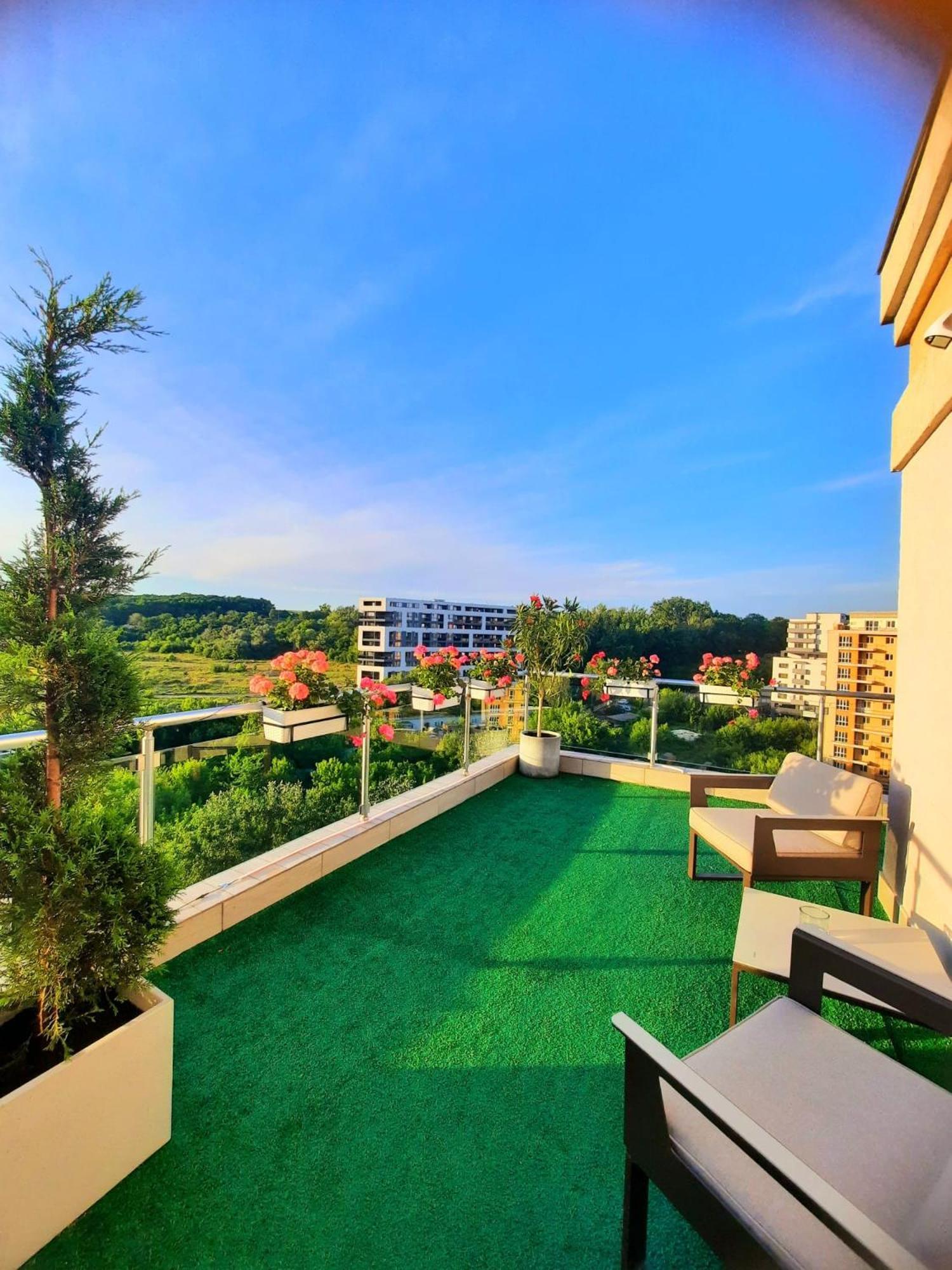 Penthouse View Aeroport Iasi 2 Apartment Bagian luar foto