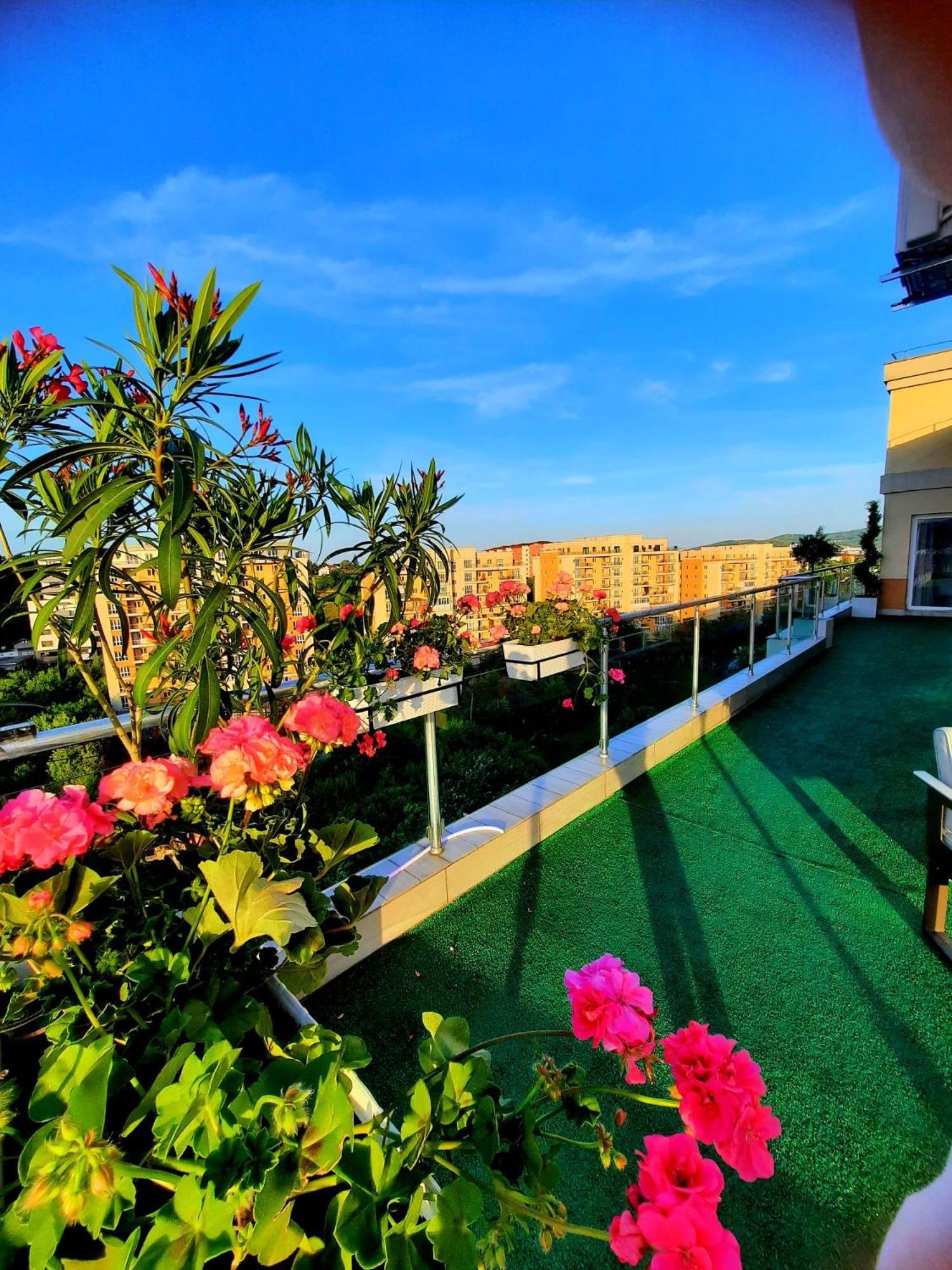 Penthouse View Aeroport Iasi 2 Apartment Bagian luar foto