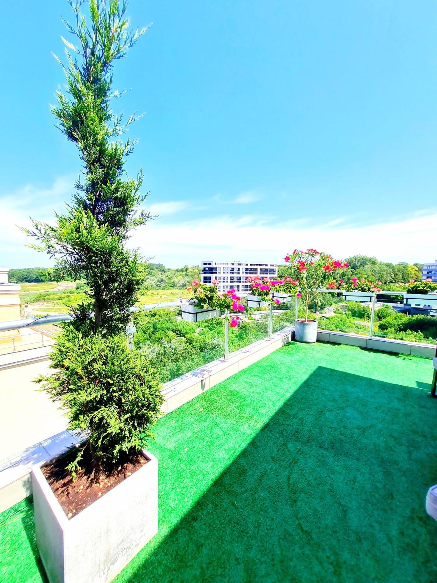 Penthouse View Aeroport Iasi 2 Apartment Bagian luar foto