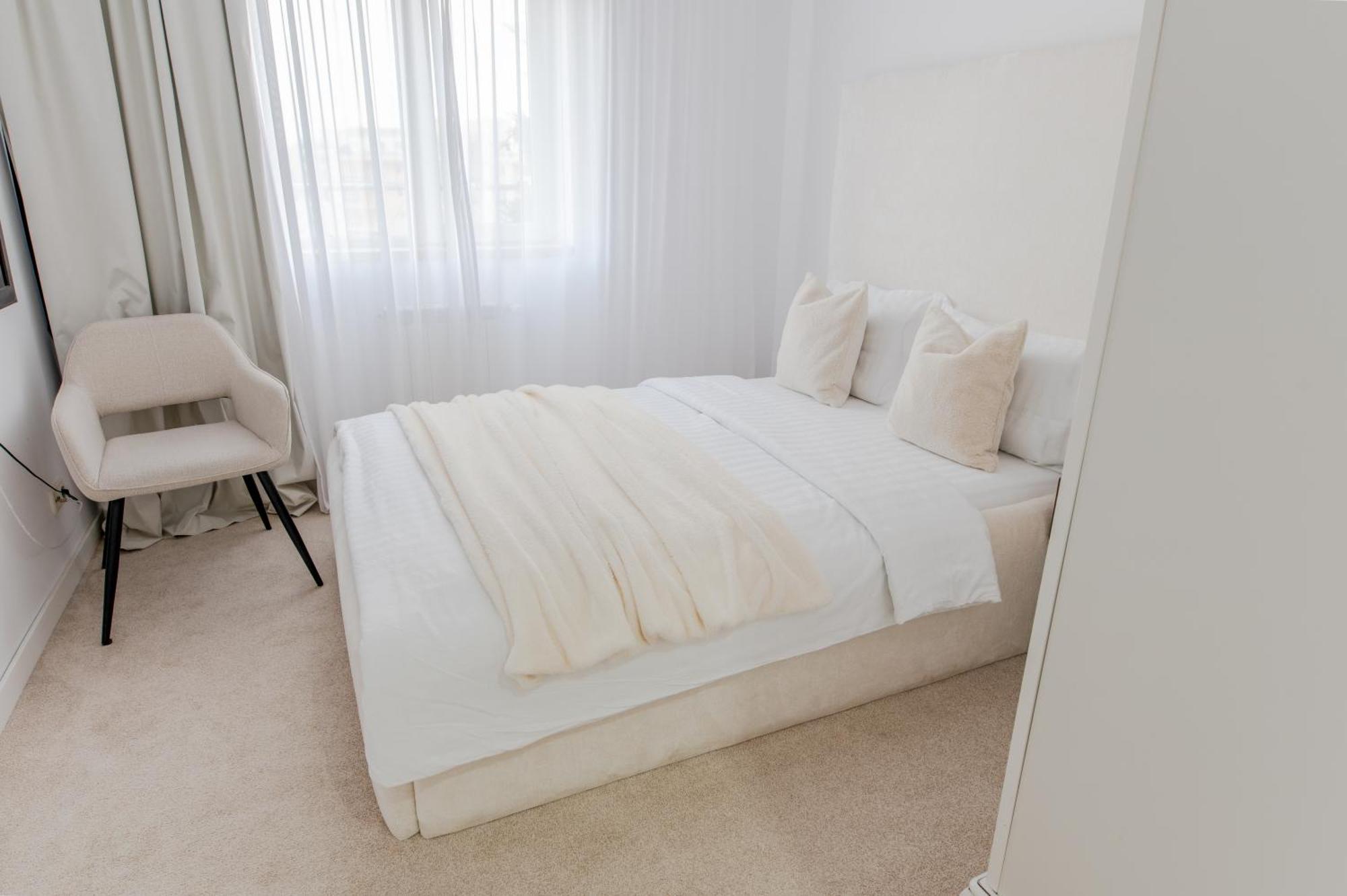 Penthouse View Aeroport Iasi 2 Apartment Bagian luar foto