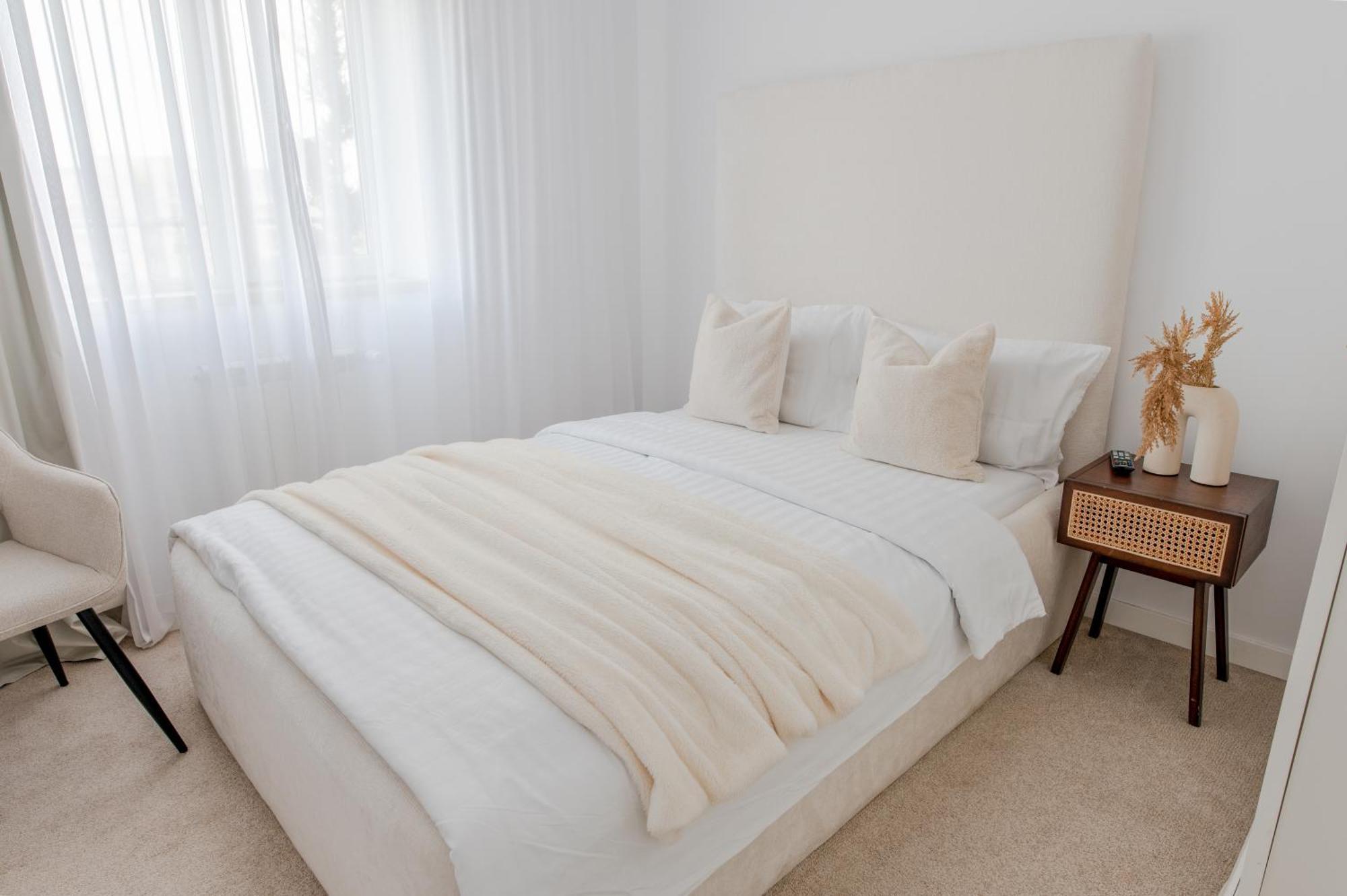 Penthouse View Aeroport Iasi 2 Apartment Bagian luar foto